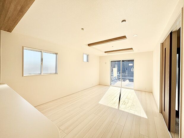 【ダイニング】折り上げ天井はは立体的な奥行きがあるので、天井が広く見えて開放的な空間を演出できます。  