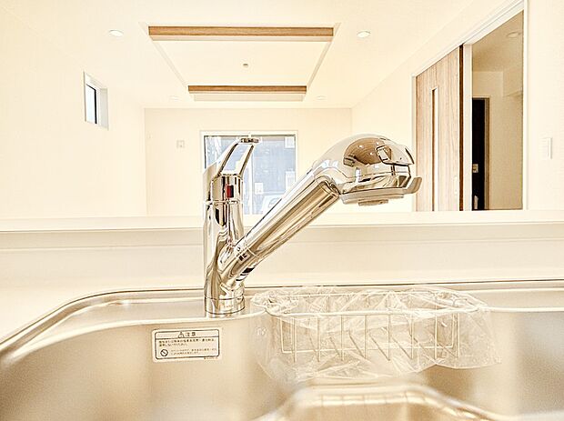 【その他設備(浄水器)】いつでも清潔なおいしいお水を。一つの水栓で水道水と浄水を使い分け。