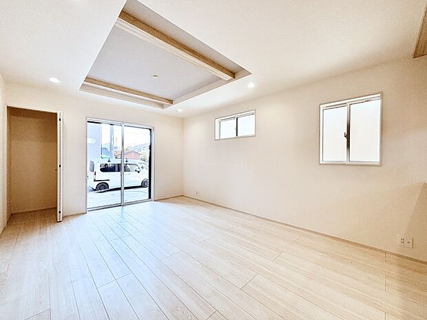 【ダイニング】日当たりの良いリビング。お気に入りのグリーンを飾れば更に心地よさがアップ!