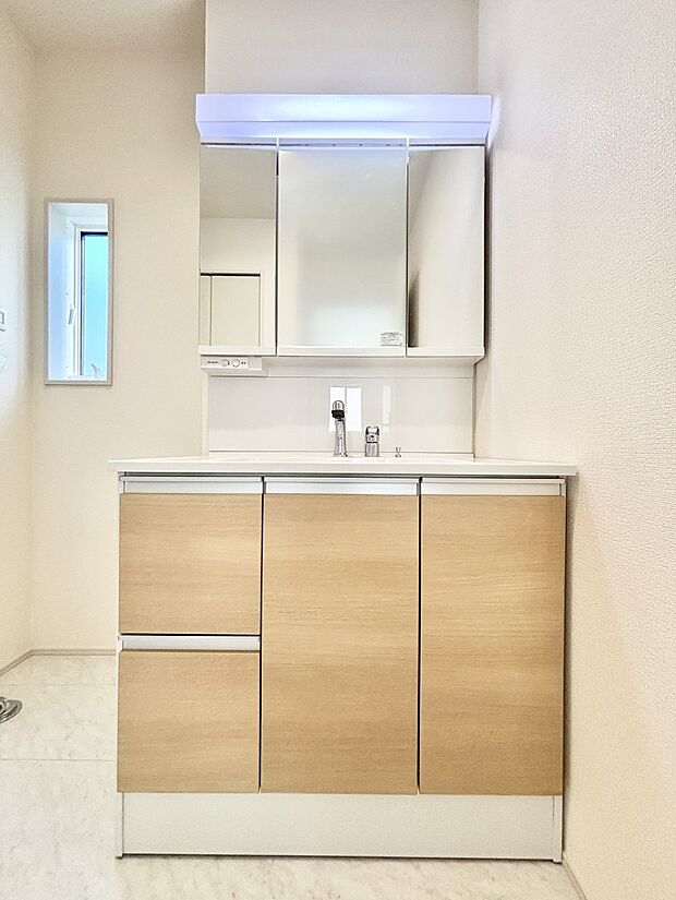 【洗面台・洗面所】大きく見やすい三面鏡で清潔感ある洗面台は、身だしなみチェックや肌のお手入れにおすすめです。