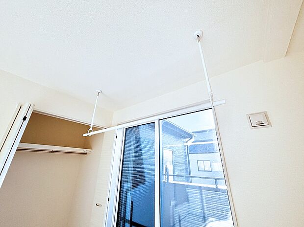 【その他設備(室内物干し)】室内物干しポール。梅雨や花粉の時期に大活躍します。