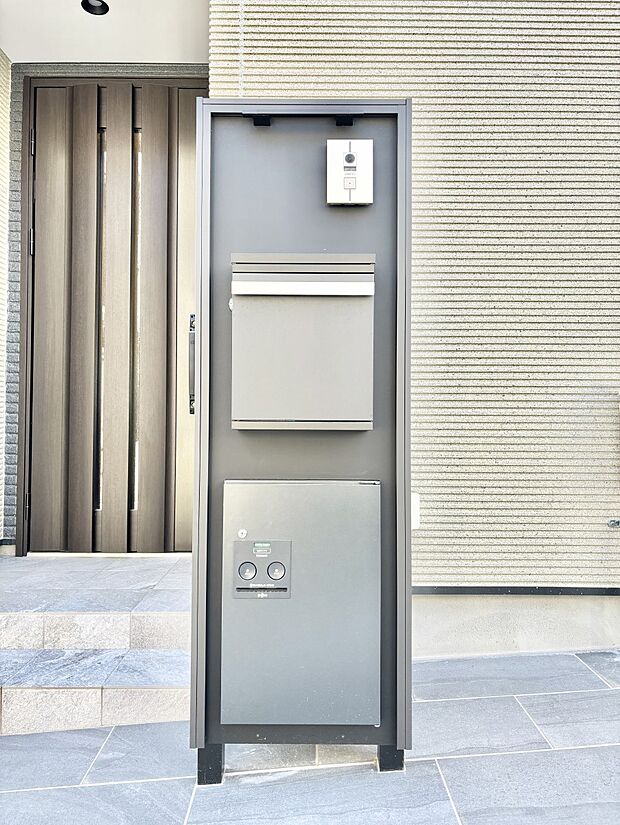 【その他現地】表札・インターホン・ポスト・宅配BOXをひとつに集約。エントランスになじむシンプルデザイン。