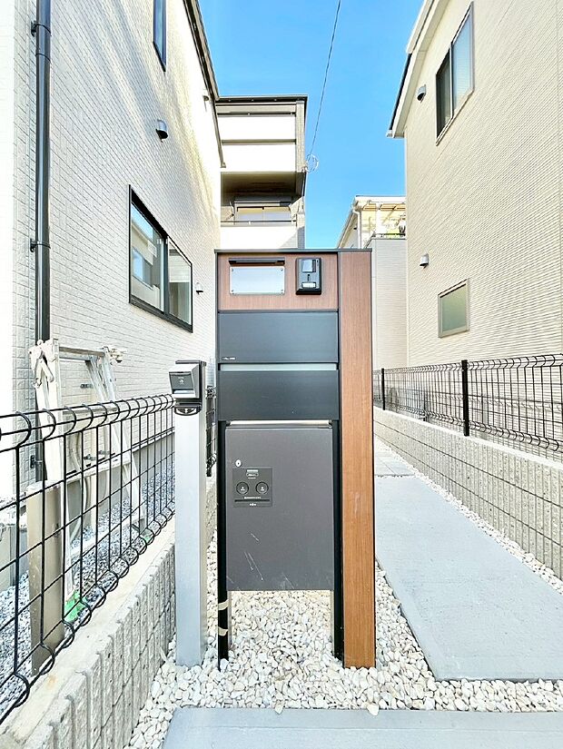 【その他現地】表札・インターホン・ポスト・宅配BOXをひとつに集約。エントランスになじむシンプルデザイン。