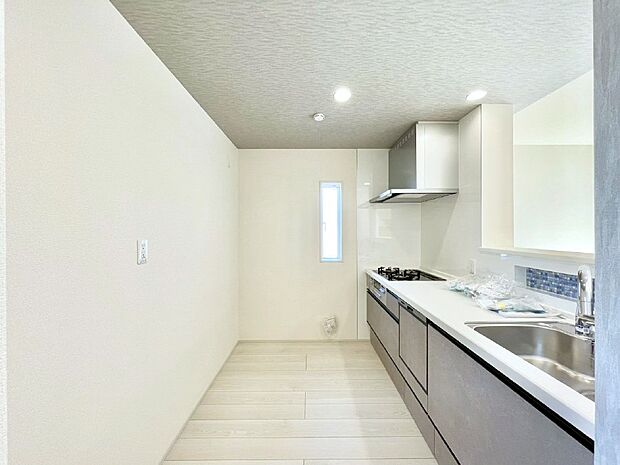 【ダイニングキッチン】爽やかな風が通り抜けるキッチン。窓があるので明るく換気にも役立ちます。