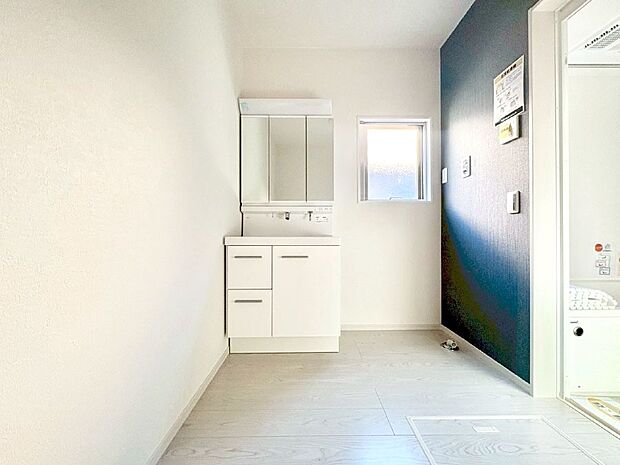 【洗面台・洗面所】大きく見やすい三面鏡で清潔感ある洗面台は、身だしなみチェックや肌のお手入れにおすすめです。