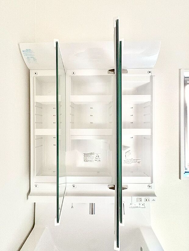 【その他設備(三面鏡裏収納)】三面鏡の裏に、化粧品や衛生用品などを収納可能。洗面台をすっきりと保ちます！