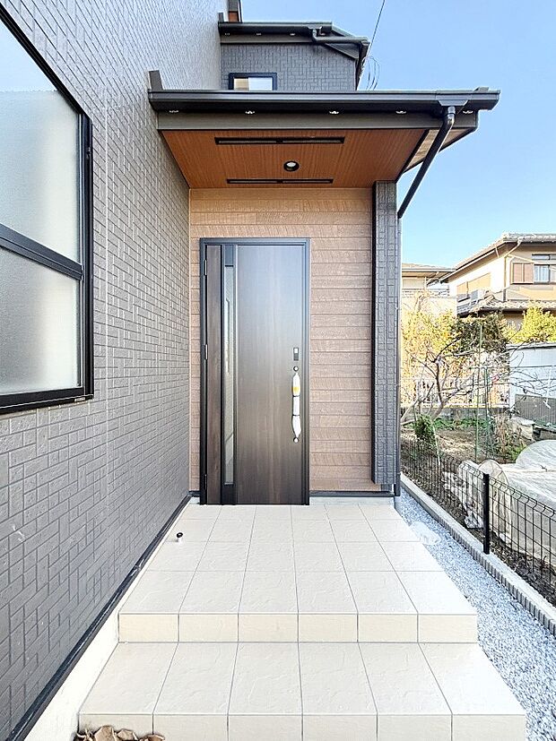 【玄関】住まいの顔を演出する、玄関ドア。 