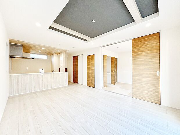 【ダイニング】家族の笑顔が自然と生まれてくる、そんな雰囲気のダイニングに仕上がっています。