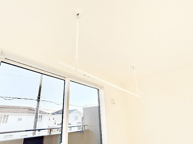 【その他設備(室内物干し)】室内物干し付き。雨の日でも干せるので、お洗濯物を溜めずに済みますね！