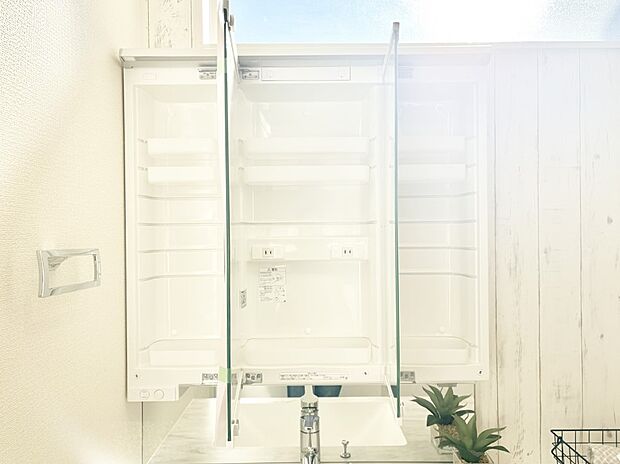 【その他設備(三面鏡裏収納)】三面鏡の裏に、化粧品や衛生用品などを収納可能。洗面台をすっきりと保ちます！