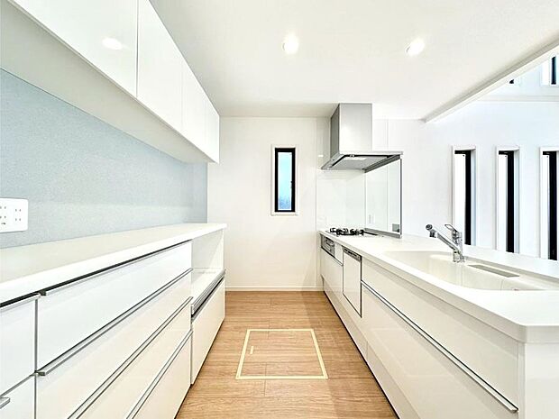 【キッチン】ゆとりあるキッチンではご家族と楽しくお料理ができます。