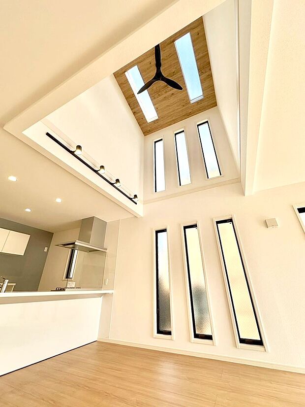 【その他設備(吹き抜け)】明るい日差しが差し込む吹き抜け設計