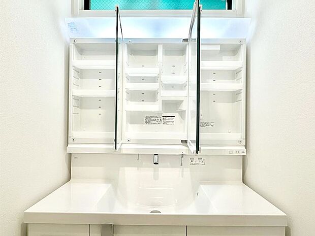 【その他設備(三面鏡裏収納)】三面鏡の裏に、化粧品や衛生用品などを収納可能。洗面台をすっきりと保ちます！