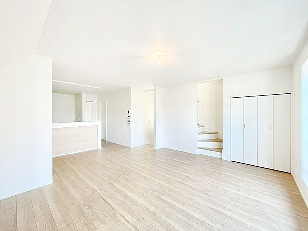 【ダイニング】リビング階段、毎日大切な家族とコミュニケーションがとれる家族思いの間取り