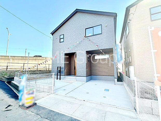 【現地外観写真】暮らしやすさと居心地の良さにこだわったシンプルで飽きのこないデザイン !