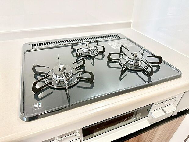 【その他設備(三ツ口コンロ)】三口ガスコンロでお料理が一気にはかどりそう。