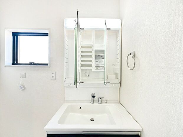 【その他設備(三面鏡裏収納)】三面鏡の裏に、化粧品や衛生用品などを収納可能。洗面台をすっきりと保ちます!