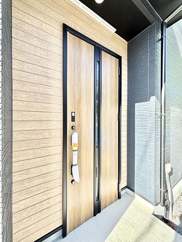 【玄関】大切な家族、来客を出迎える玄関。