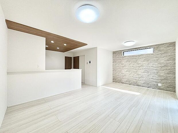 【リビングダイニング】アクセントクロスがオシャレ！家族団らんの時間が充実しそうなリビングダイニング！