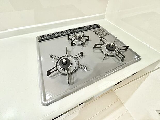 【その他設備(Ｓｉセンサーコンロ)】ガスコンロはＳｉセンサー搭載。火力調節や焦げ付き・消し忘れも防いでくれます。