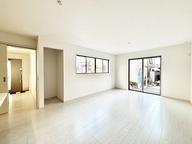 【リビングダイニング】大きな窓からたっぷりの陽光と風を感じられるリビング