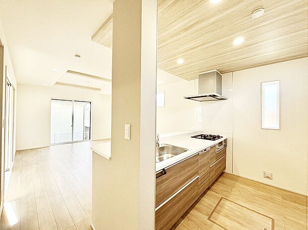 【ダイニングキッチン】料理をしながらご家族との会話を楽しめる対面カウンターキッチン