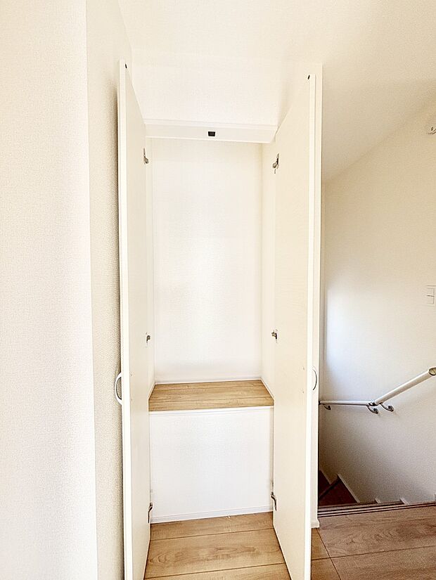 【その他設備(廊下収納)】掃除用具や生活雑貨の保管に便利な廊下収納