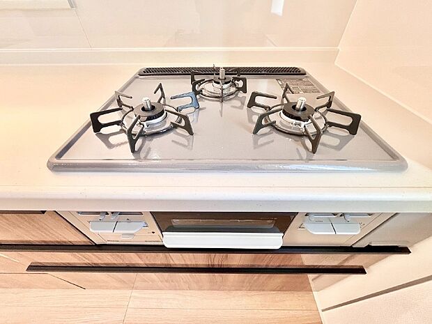 【その他設備(Ｓｉセンサーコンロ)】ガスコンロはＳｉセンサー搭載。火力調節や焦げ付き・消し忘れも防いでくれます。