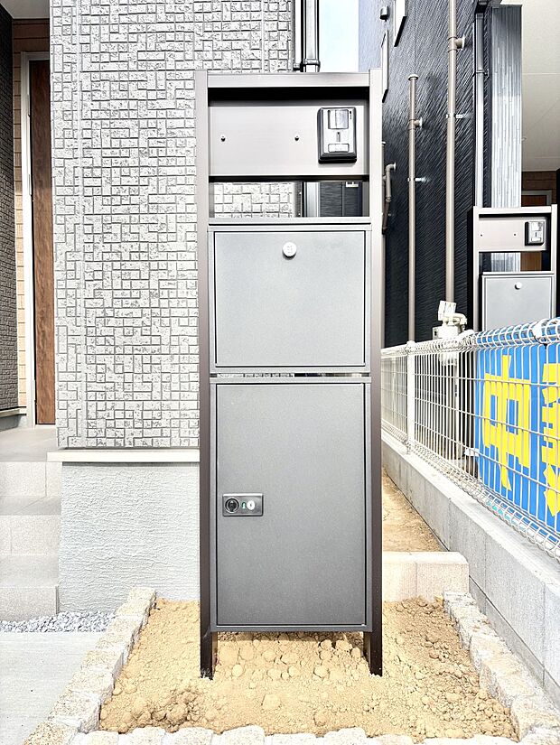 【その他現地】シンプルデザインのポスト。