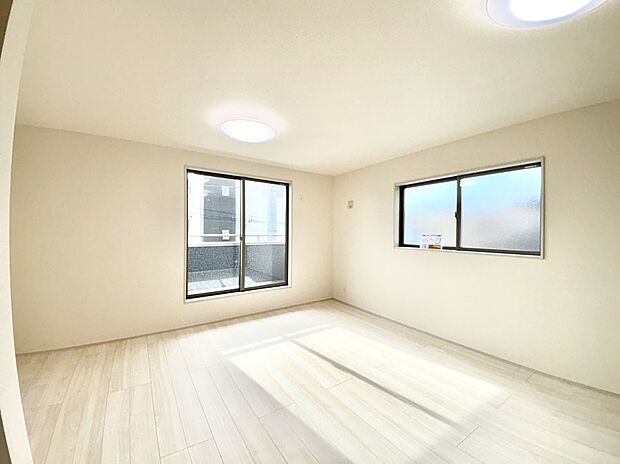 【ダイニング】大きな窓からたっぷりの陽光と風を感じられるリビング