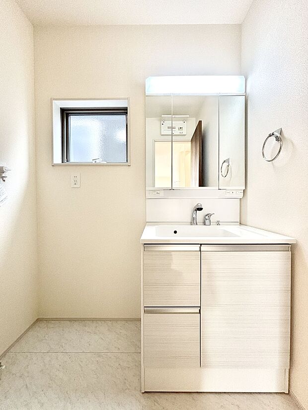 【洗面台・洗面所】大きく見やすい三面鏡で清潔感ある洗面台は、身だしなみチェックや肌のお手入れにおすすめです。