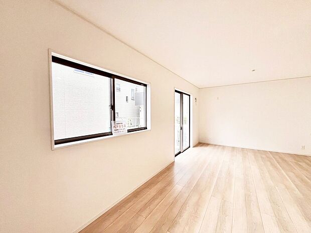 【リビングダイニング】大きな窓からたっぷりの陽光と風を感じられるリビング