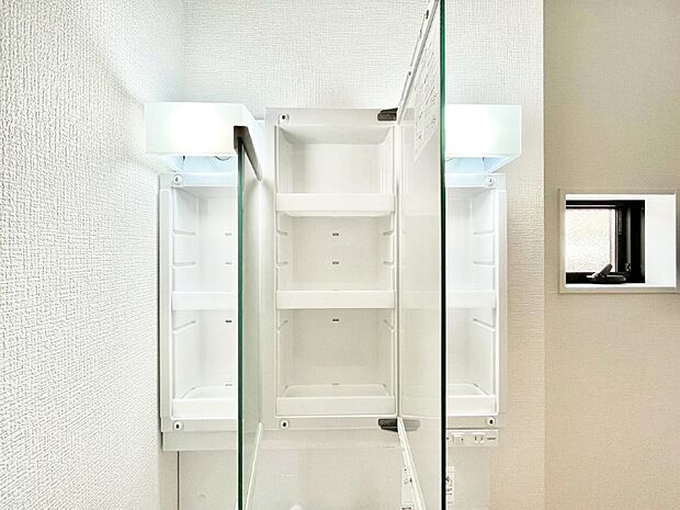 【その他設備(三面鏡裏収納)】三面鏡の裏に、化粧品や衛生用品などを収納可能。洗面台をすっきりと保ちます!