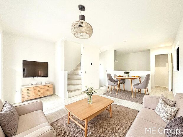 【リビング】ご家族の賑やかな話し声で包まれる明るいリビング ※家具はCGです