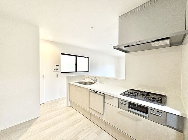 【ダイニングキッチン】料理をしながらでもご家族との会話を楽しめる対面キッチン