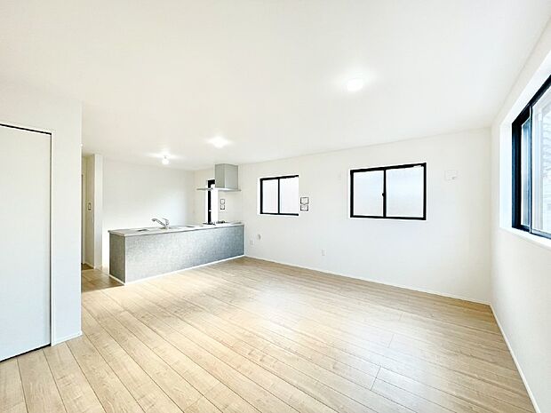 【ダイニング】快適な床暖房付きの広々リビング。家族が自然と集まる憩いのスペースになりそう。