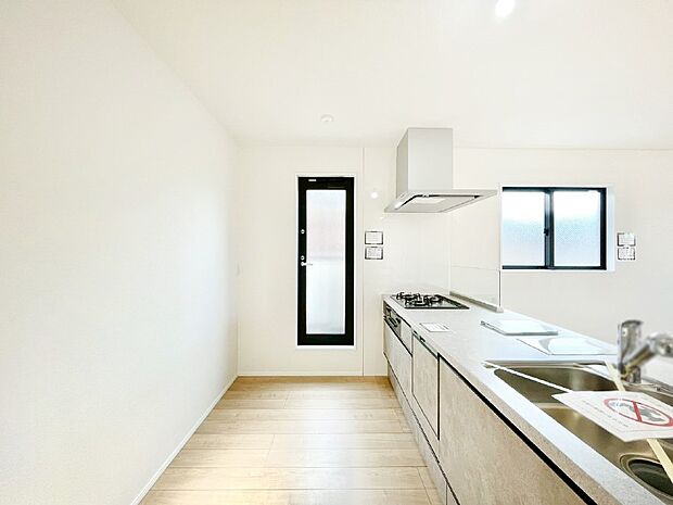 【キッチン】バルコニーに繋がる明るい対面キッチン。