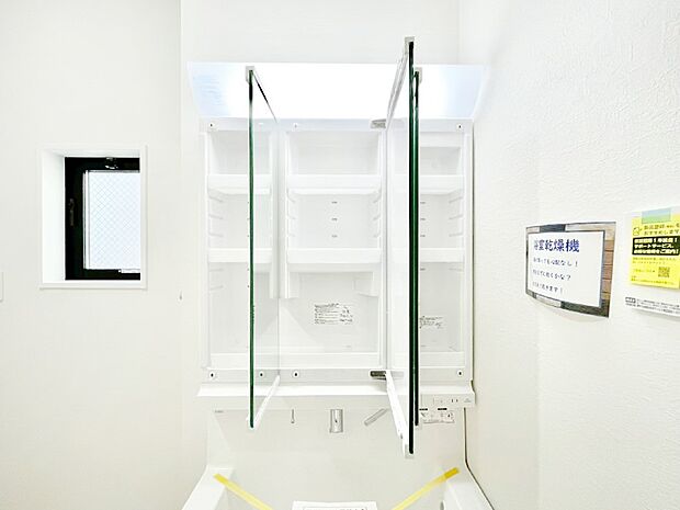 【その他設備(三面鏡裏収納)】三面鏡の裏に、化粧品や衛生用品などを収納可能。洗面台をすっきりと保ちます！