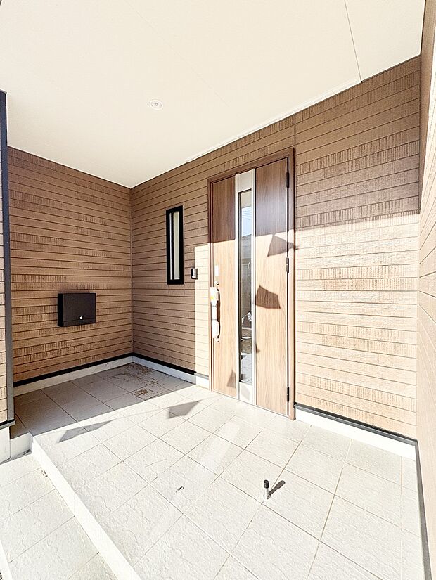 【玄関】玄関前は雨が降っても濡れにくい屋根付き