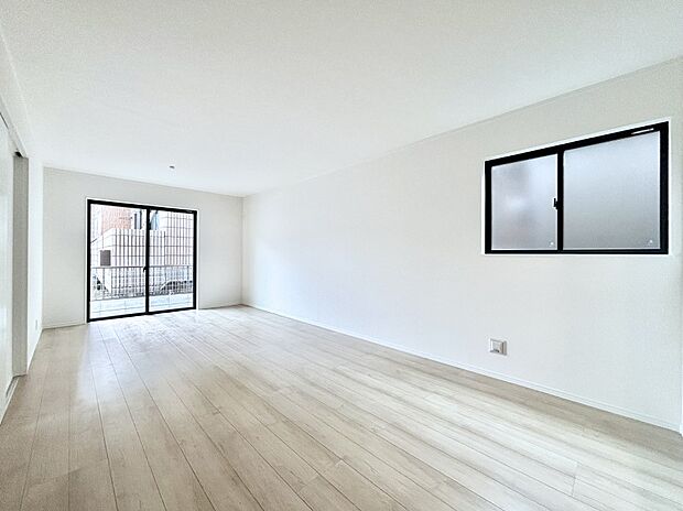 【リビングダイニング】大きな窓からたっぷりの陽光と風を感じられるリビング