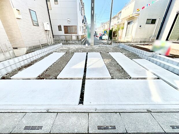 【駐車場】車の出し入れスムーズ！並列駐車2台分のカースペース付きです。