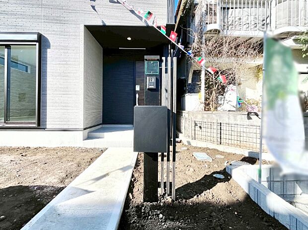 【その他現地】表札・インターホン・ポストをひとつに集約。エントランスになじむシンプルデザイン。