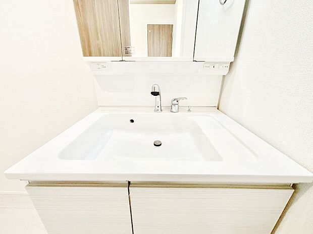 【その他設備(シャワー水栓洗面化粧台)】ハンドシャワー付き!使いやすい洗面台。