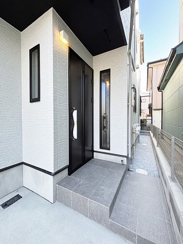 【玄関】シンプルで落ち着いた雰囲気の玄関でご家族やお客様をお出迎え！