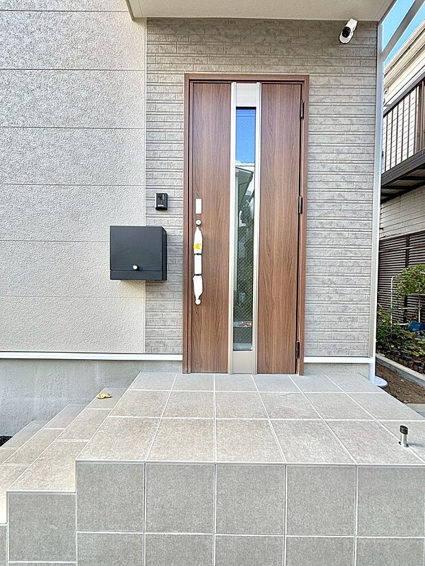 【玄関】大切な家族、来客を出迎える玄関。