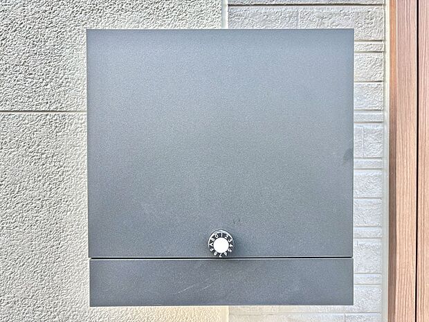 【その他現地】シンプルデザインのポスト。