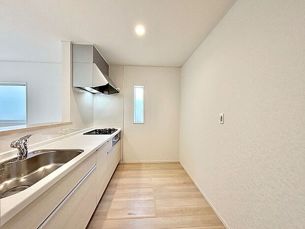 【キッチン】ゆとりあるキッチンではご家族と楽しくお料理ができます。