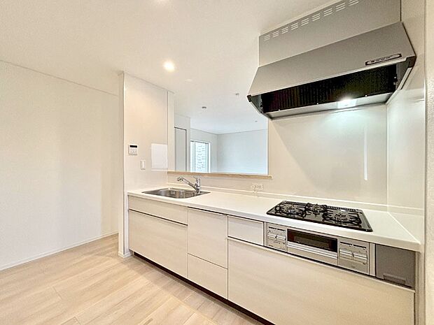 【ダイニングキッチン】料理をしながらでもご家族との会話を楽しめる対面キッチン