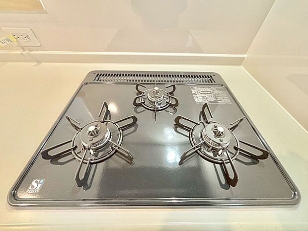 【その他設備(Siセンサーコンロ)】ガスコンロはSiセンサー搭載。火力調節や焦げ付き・消し忘れも防いでくれます。