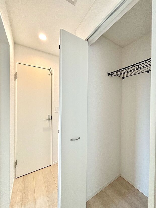 【その他設備(廊下収納)】廊下収納。掃除道具や季節の小物を収納することができます。